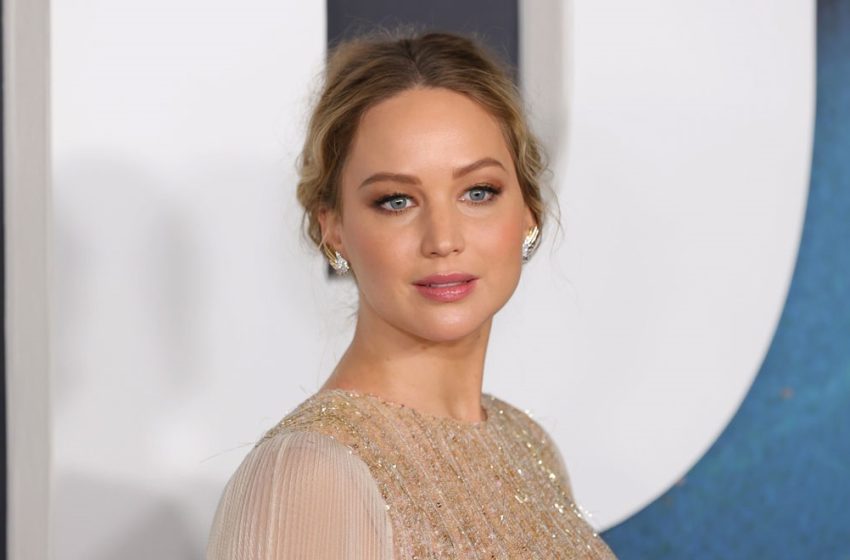  Jennifer Lawrence: «Τα αγόρια και εγώ πάντα επιστρέφαμε στο ξενοδοχείο μας και πίναμε ουίσκι»